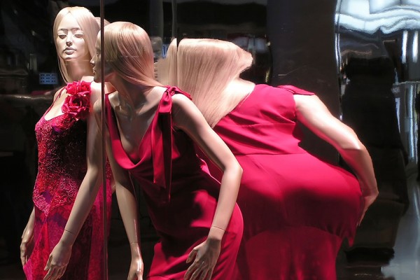 mannequin-mirror-distorted