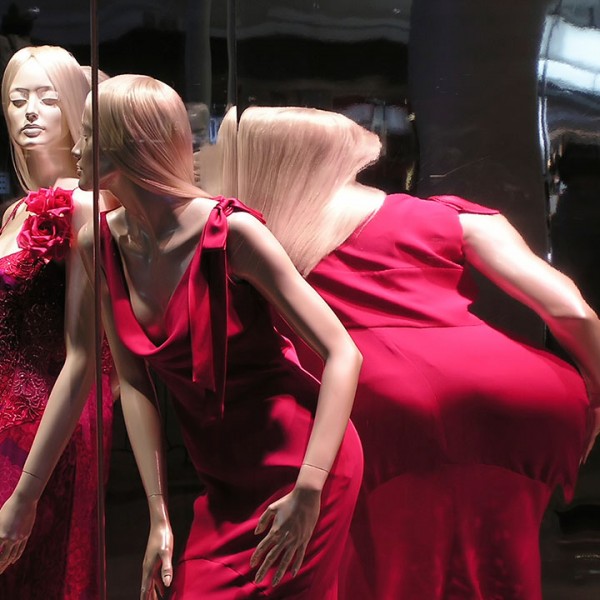 mannequin-mirror-distorted